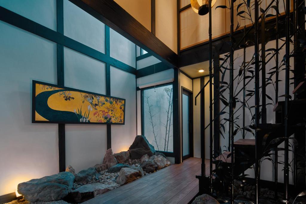 a living room with a large glass wall at 季楽 京都 凛葩 Kiraku Kyoto Rinpa in Kyoto