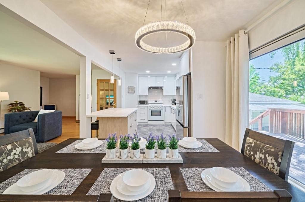 ein Esszimmer und ein Wohnzimmer mit Tisch und Stühlen in der Unterkunft Chinook Executive Entire House in Calgary