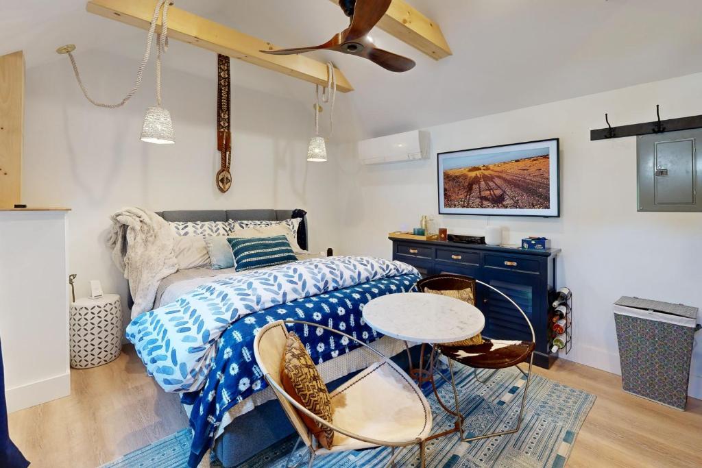 Un dormitorio con una cama y una mesa dentro. en Sankofa Studio, en Oak Bluffs