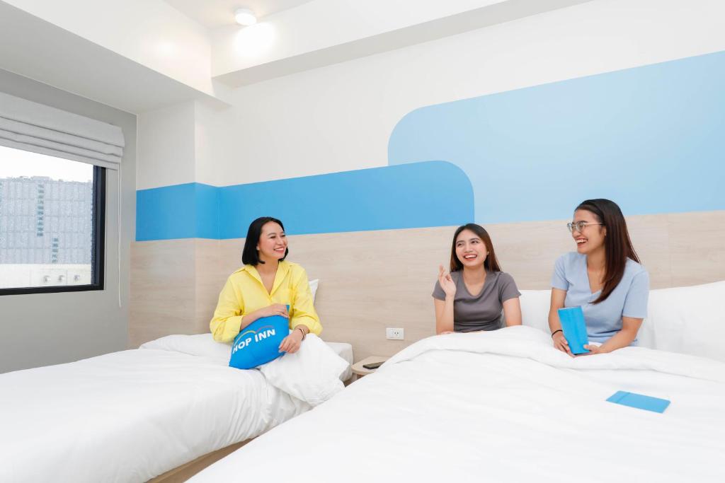 Postel nebo postele na pokoji v ubytování Hop Inn Hotel Davao