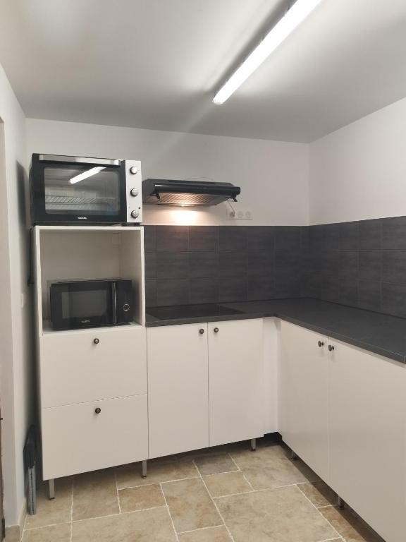 Kuchyň nebo kuchyňský kout v ubytování L'Oratori : chambre l'Authentique