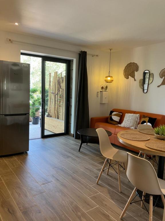 Il dispose d'une cuisine et d'un salon avec une table et un réfrigérateur. dans l'établissement Villa vue mer à 300m du centre ville de Porto-Vecchio, à Porto-Vecchio