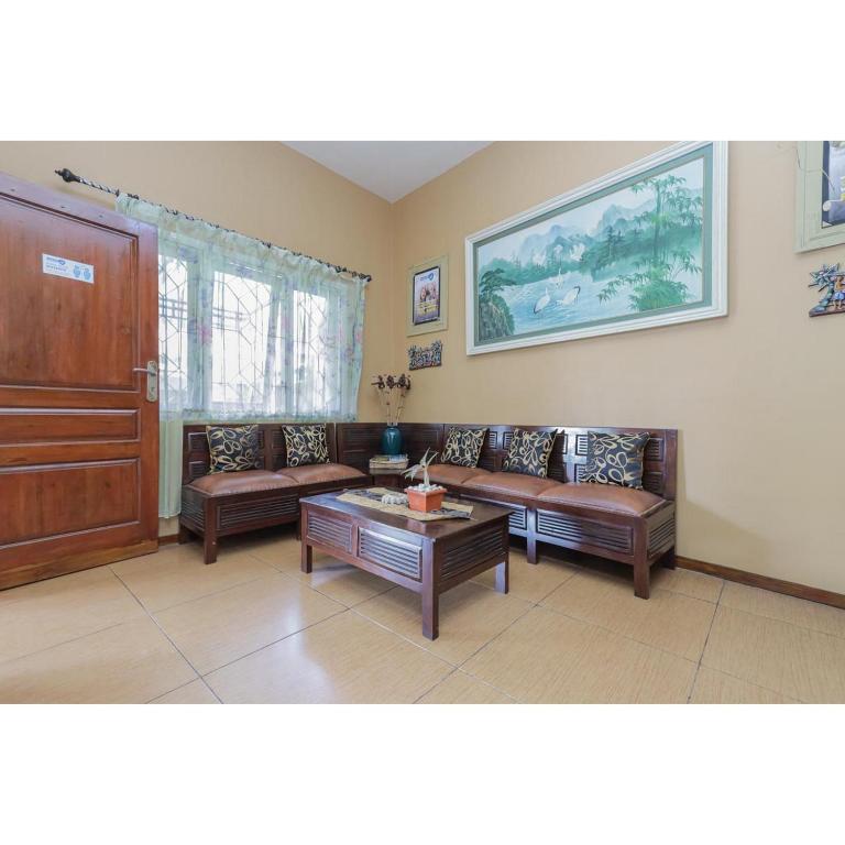 Posezení v ubytování Reddoorz Syariah at House Of Melati Kepanjen