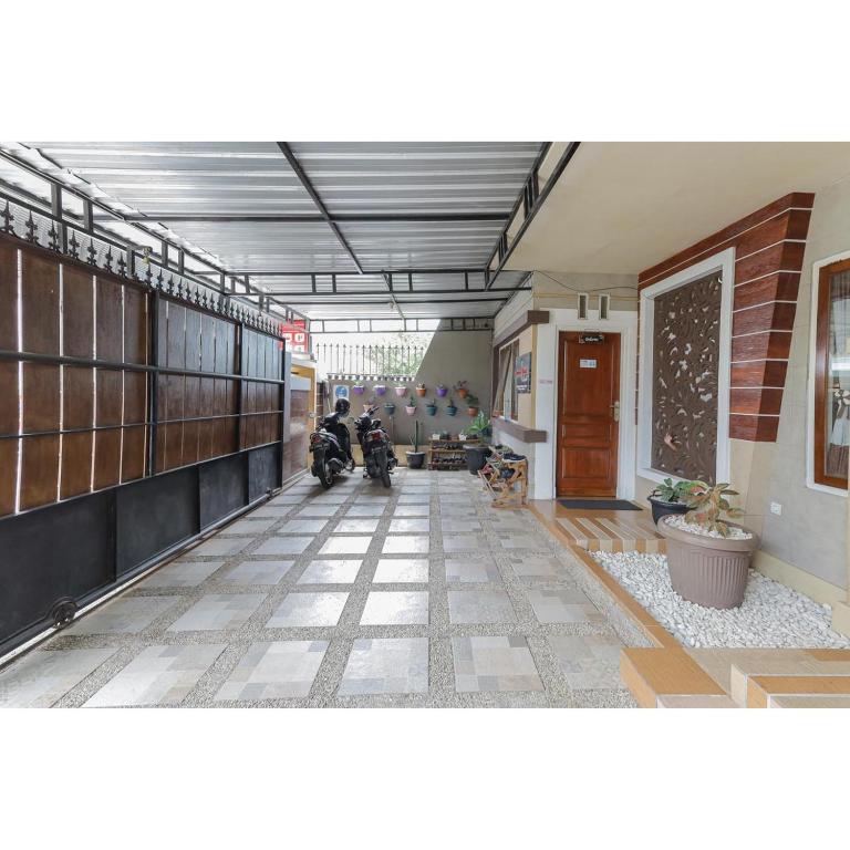 Fotografie z fotogalerie ubytování Reddoorz Syariah at House Of Melati Kepanjen v destinaci Malang