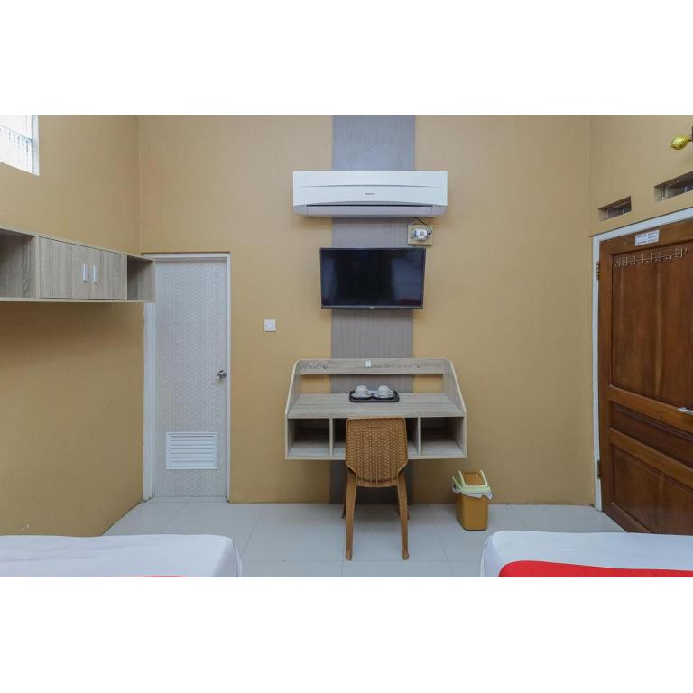 TV a/nebo společenská místnost v ubytování Reddoorz Syariah at House Of Melati Kepanjen