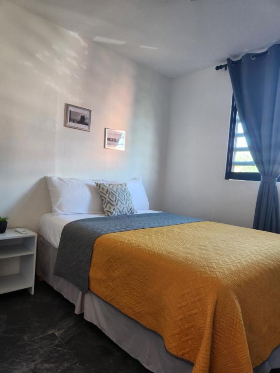 a bedroom with a bed and a window at Casa Vacacional Amaia in Mazatlán