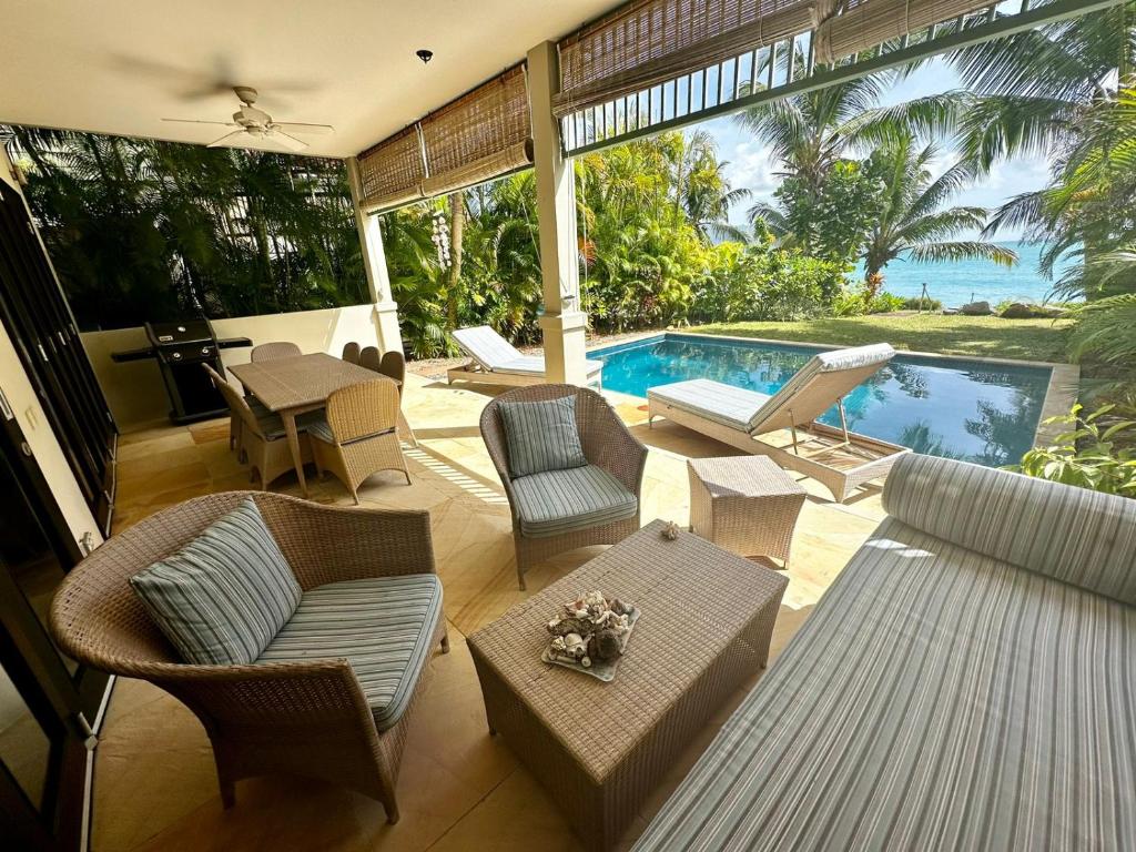 Bazén v ubytování Eden Island Luxury Accommodation nebo v jeho okolí