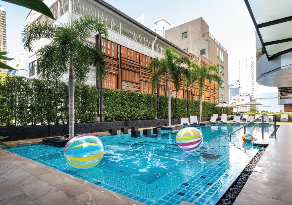 Bazén v ubytování Solitaire Bangkok Sukhumvit 11 nebo v jeho okolí
