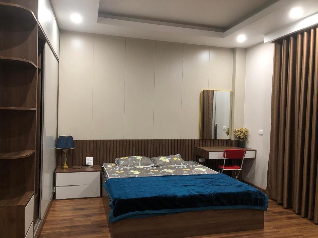una camera da letto con un letto, un tavolo e una scrivania di Sơn Tài a Hanoi