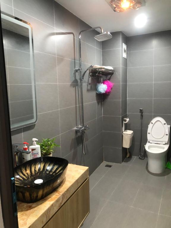 bagno con lavandino nero e servizi igienici di Sơn Tài a Hanoi