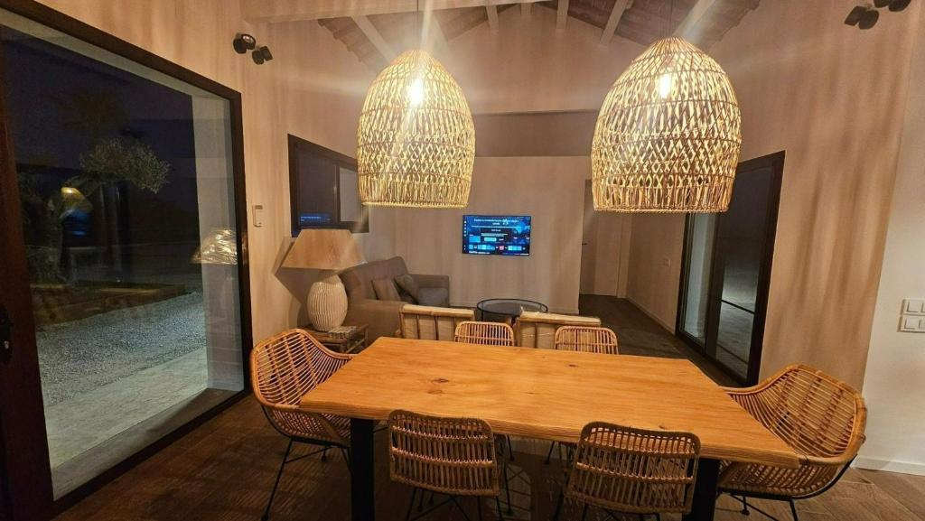 TV a/nebo společenská místnost v ubytování Masos Bruguera - Finca Llambrich