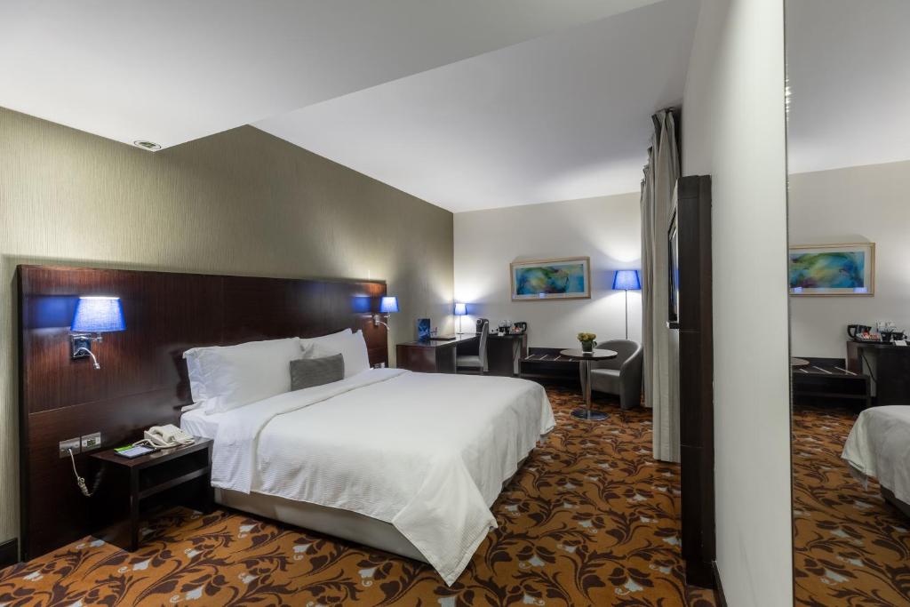 Babylon Rotana Hotelにあるベッド