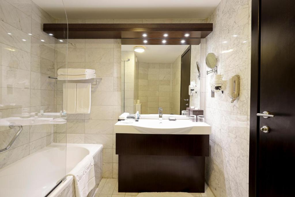 Babylon Rotana Hotelにあるバスルーム