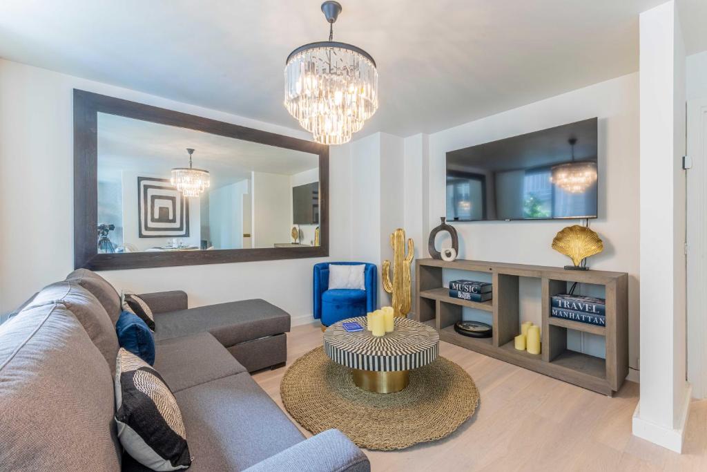 un salon avec un canapé et une table dans l'établissement Cosy apartment ac balcony - 1BR-4P - Eiffel Tower, à Paris