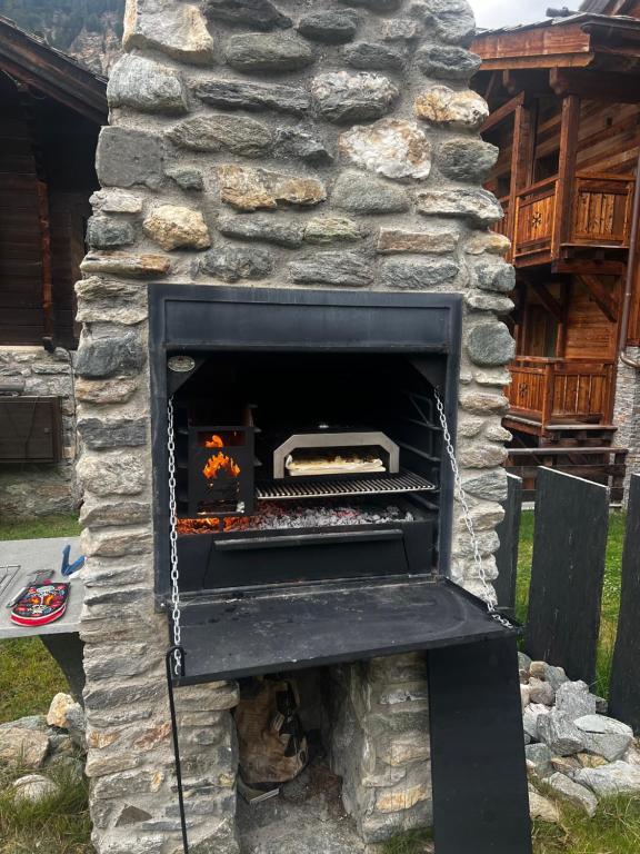 Gril dostupný pro hosty v apartmánu