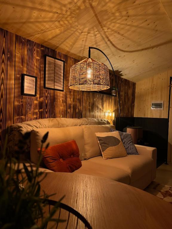 una camera con letto e lampadario di Chatička u Olšovce, Jedovnice a Blansko