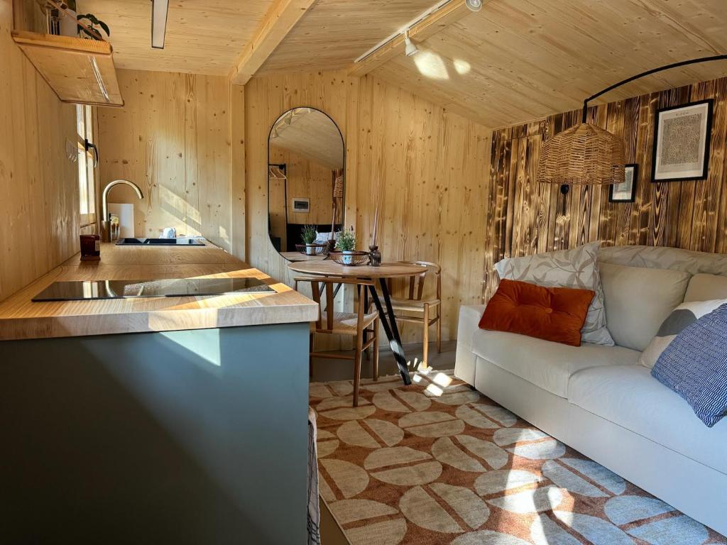 un soggiorno con divano e cucina di Chatička u Olšovce, Jedovnice a Blansko