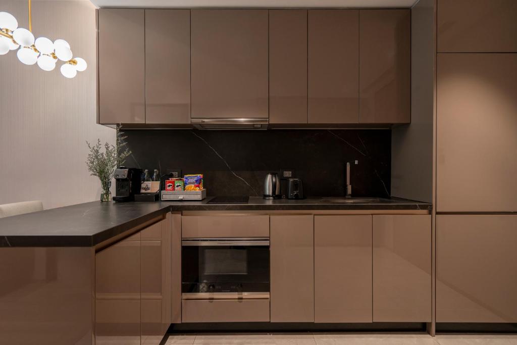 Kuchyň nebo kuchyňský kout v ubytování Walton Suites Sukhumvit