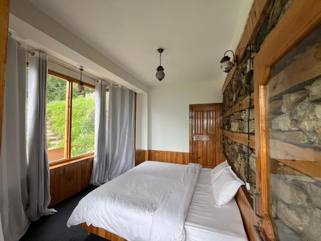 Postel nebo postele na pokoji v ubytování The ISISINGA - A Forest Retreat In Mountains