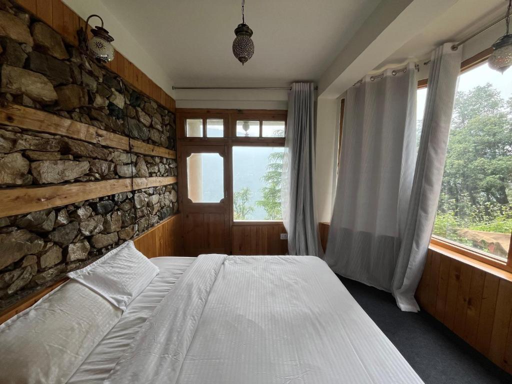 Postel nebo postele na pokoji v ubytování The ISISINGA - A Forest Retreat In Mountains