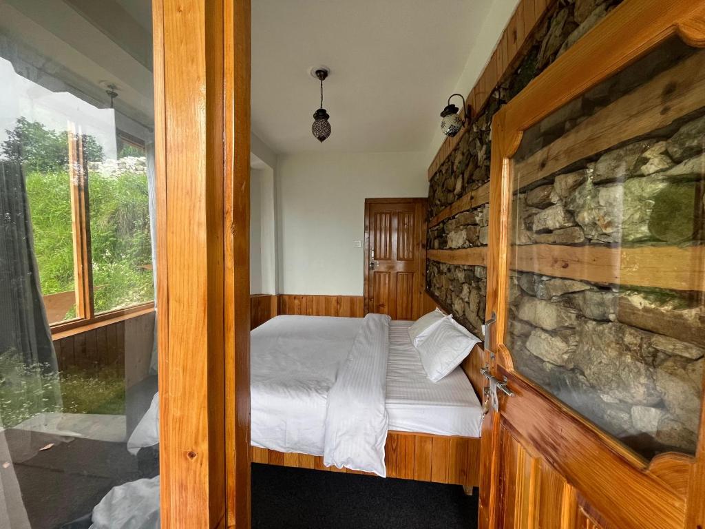 Postel nebo postele na pokoji v ubytování The ISISINGA - A Forest Retreat In Mountains
