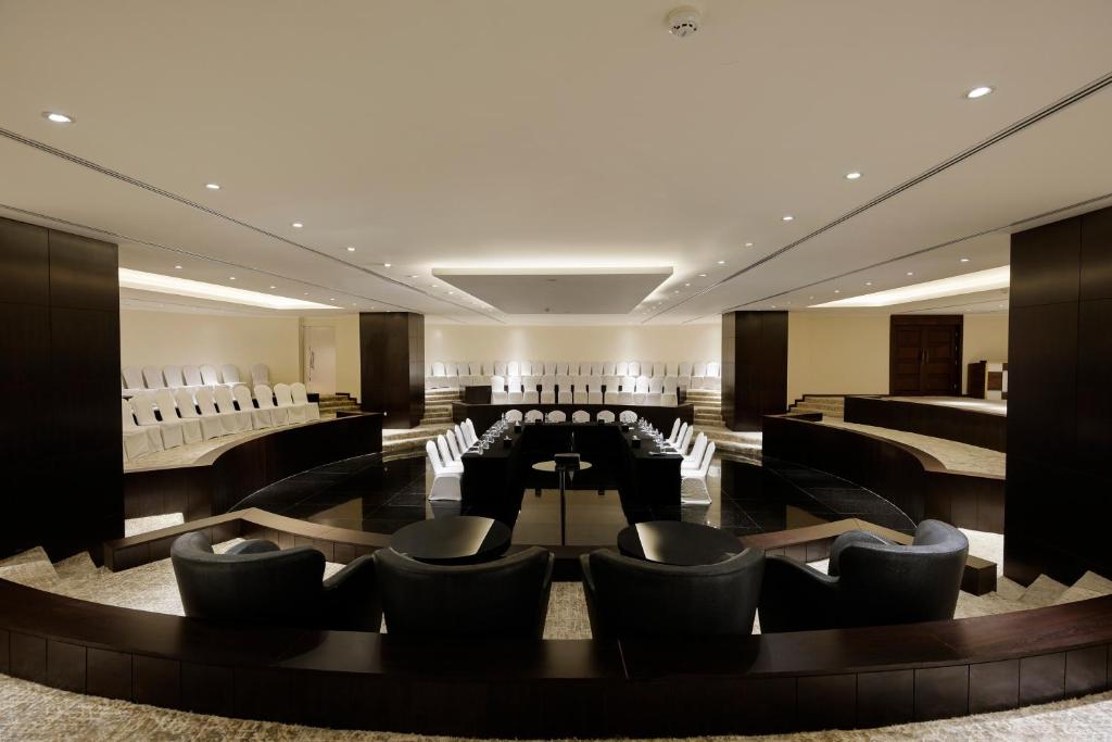 バグダッドにあるBabylon Rotana Hotelの椅子とテーブル付きの部屋