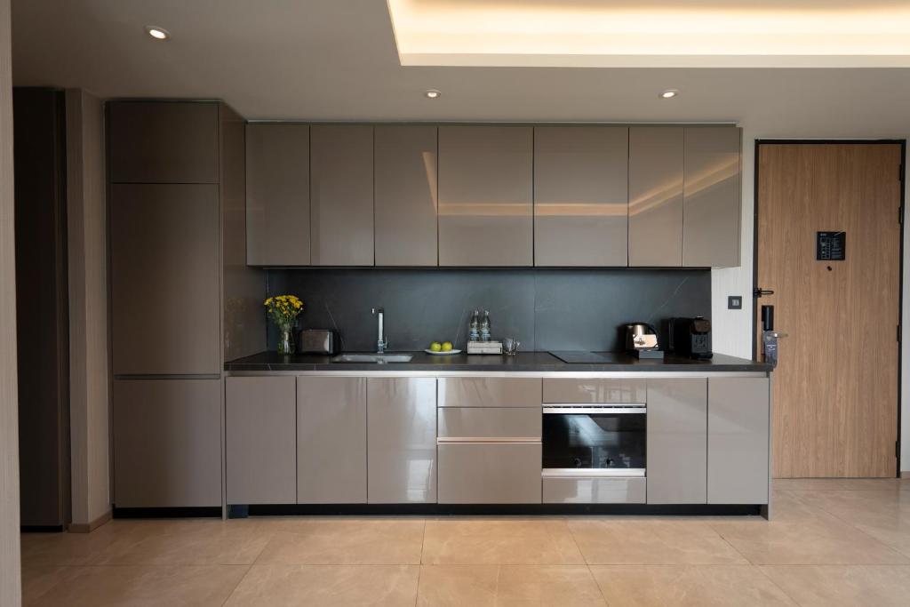 Kuchyň nebo kuchyňský kout v ubytování Walton Suites Sukhumvit
