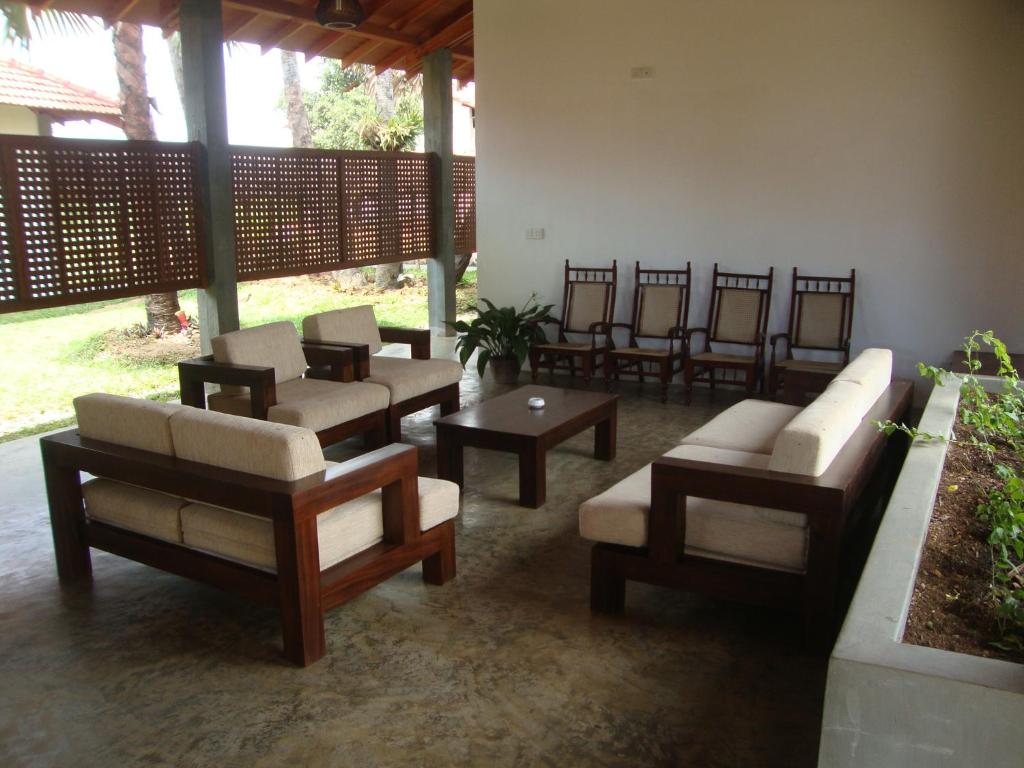Posezení v ubytování Thompukandam Village Resort