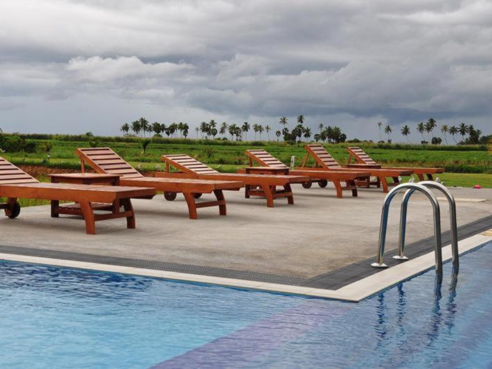 Bazén v ubytování Thompukandam Village Resort nebo v jeho okolí
