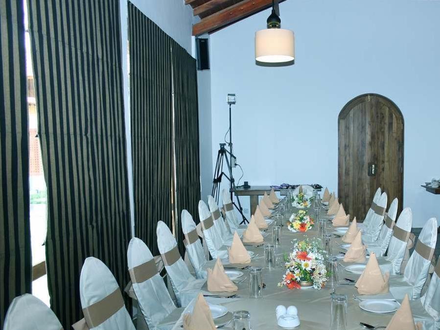 Restaurace v ubytování Thompukandam Village Resort