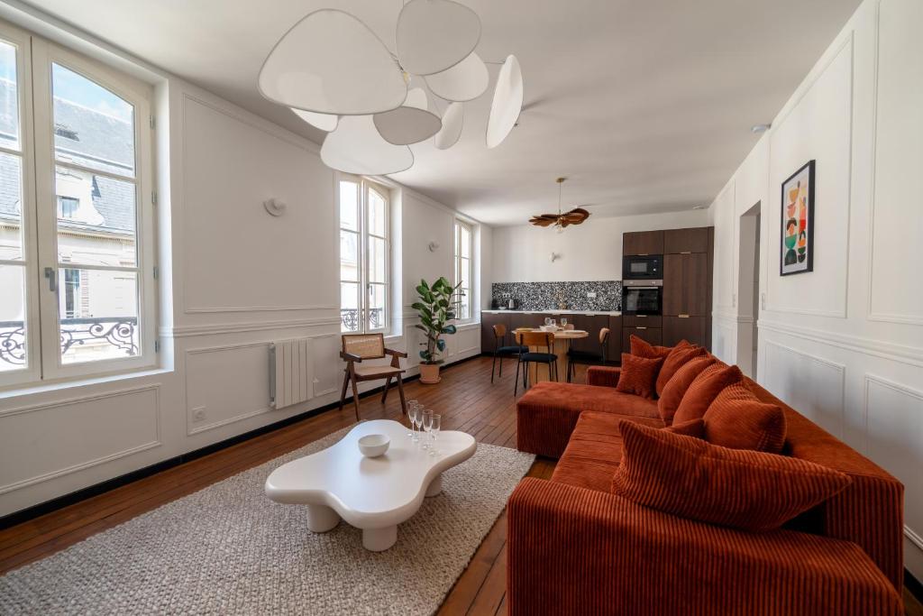 un salon avec deux canapés et une table dans l'établissement Reims Cathédrale Hyper Centre, à Reims