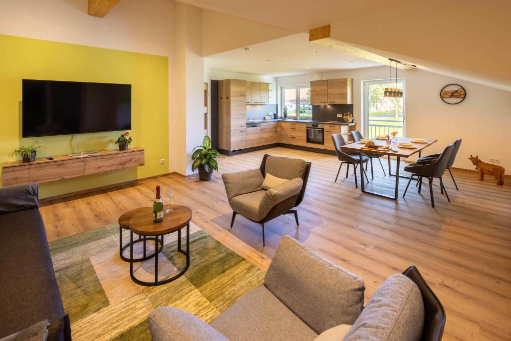 Una sala de estar con un sofá y sillas y una mesa. en Ferienwohnung Egg-Hof, en Bad Grönenbach