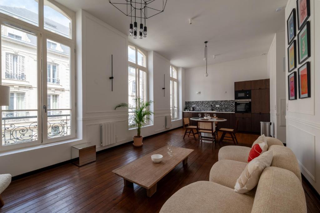 un salon avec un canapé et une table dans l'établissement Reims Cathédrale Hyper Centre, à Reims