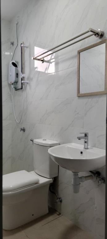 Koupelna v ubytování Seremban Pool View 5-6 pax Suite