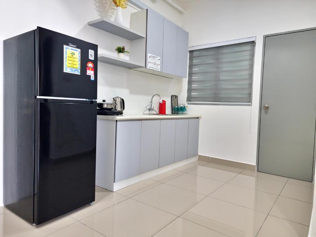 Kuchyň nebo kuchyňský kout v ubytování Seremban Pool View 5-6 pax Suite
