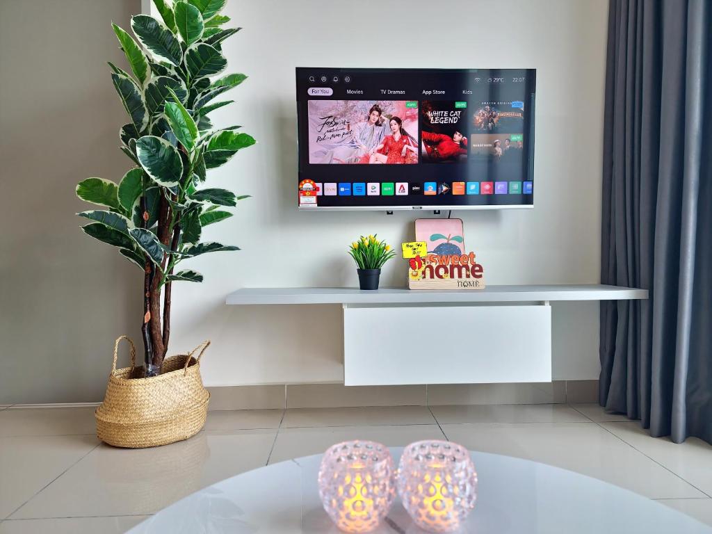 TV a/nebo společenská místnost v ubytování Seremban Pool View 5-6 pax Suite