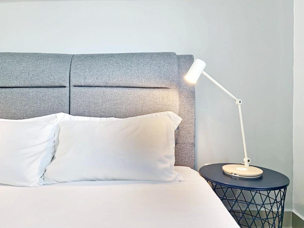Postel nebo postele na pokoji v ubytování Seremban Pool View 5-6 pax Suite