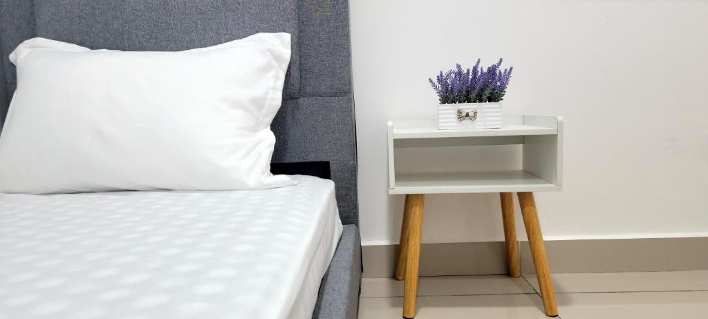 Postel nebo postele na pokoji v ubytování Seremban Pool View 5-6 pax Suite