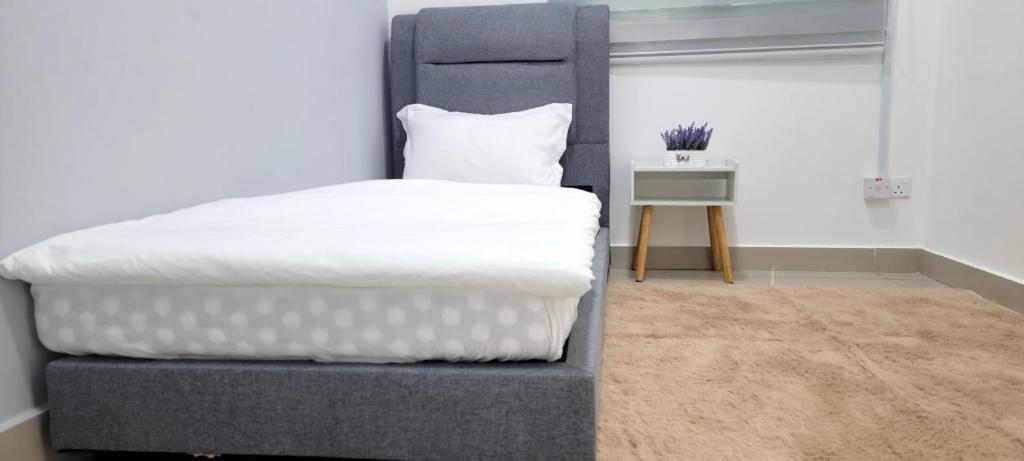 Postel nebo postele na pokoji v ubytování Seremban Pool View 5-6 pax Suite