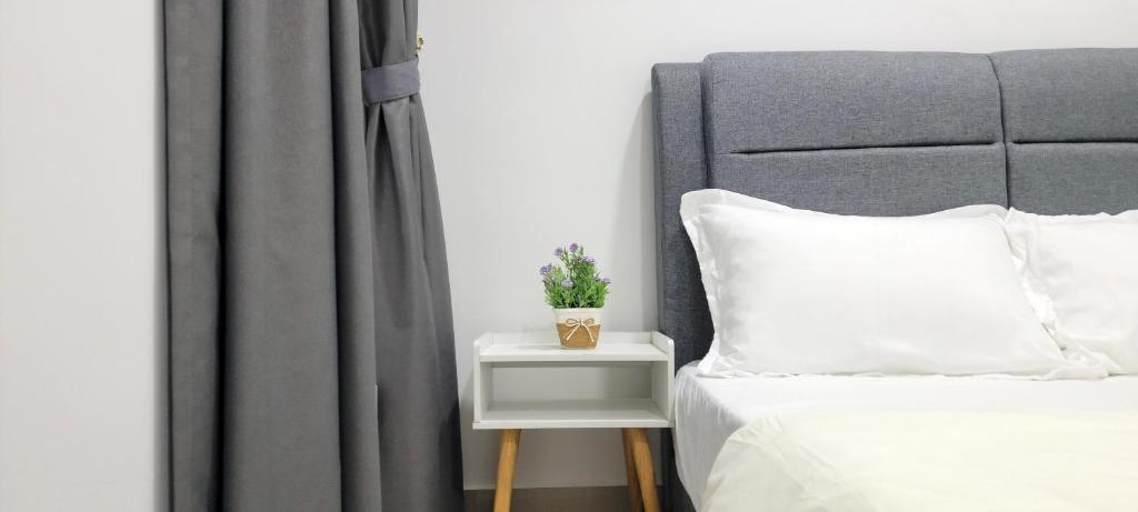 Postel nebo postele na pokoji v ubytování Seremban Pool View 5-6 pax Suite