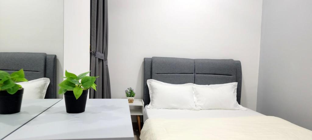 Postel nebo postele na pokoji v ubytování Seremban Pool View 5-6 pax Suite