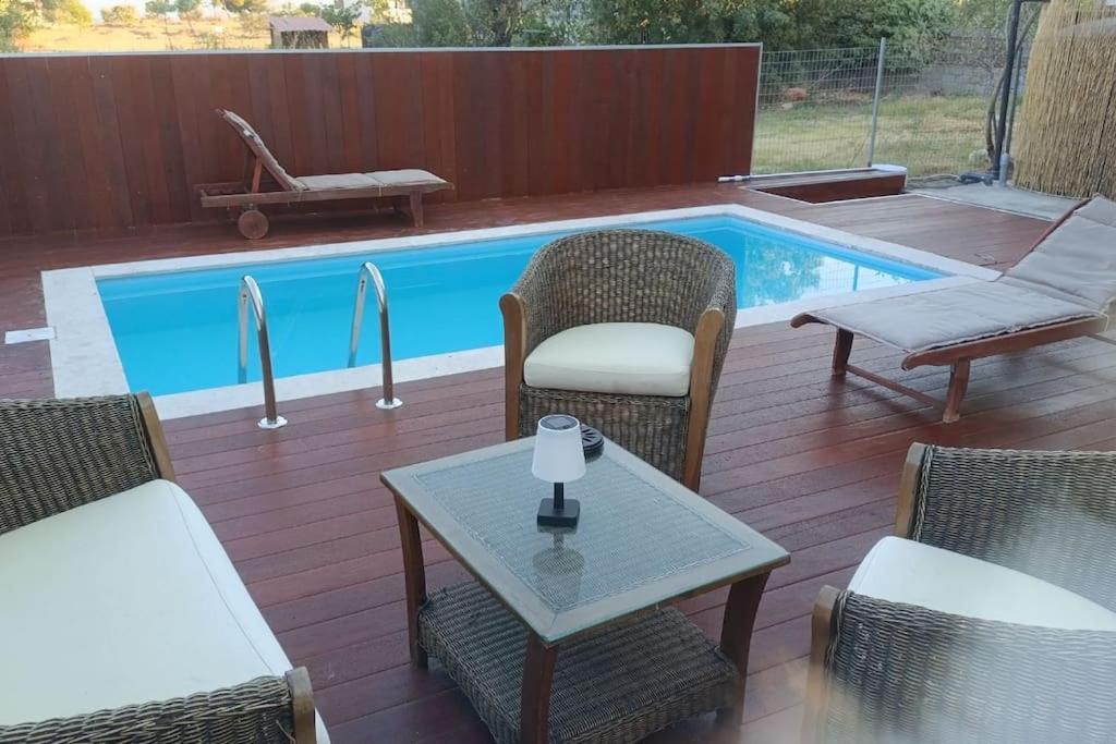 Bazén v ubytování House with a pool, 2' from the beach nebo v jeho okolí
