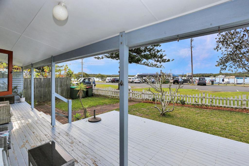 ティー・ガーデンズにあるTea Garden Waterfront Blissの駐車場の見える屏風