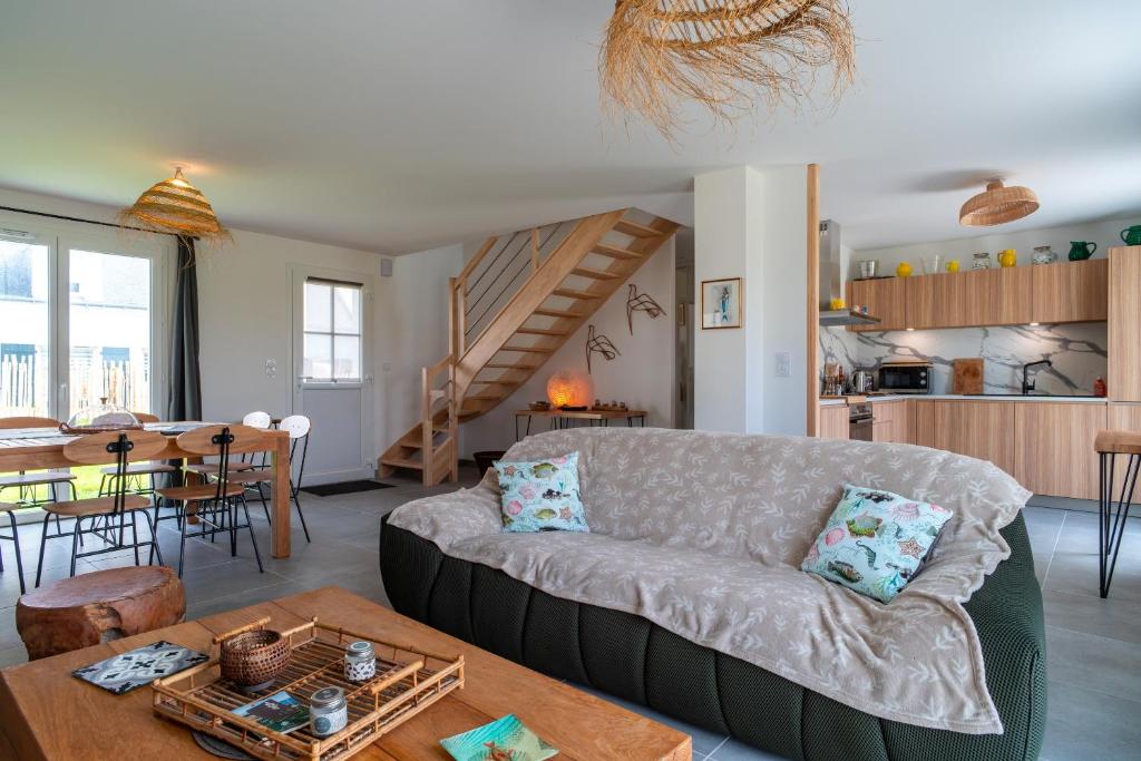 un salon avec un canapé et une table dans l'établissement Ty Penecam - Parking privé à 2km de la plage, au Palais