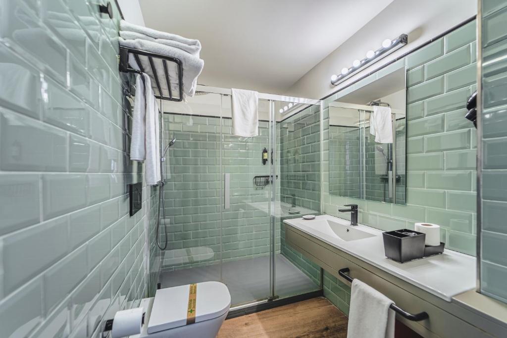 Un baño de Blue Windows House