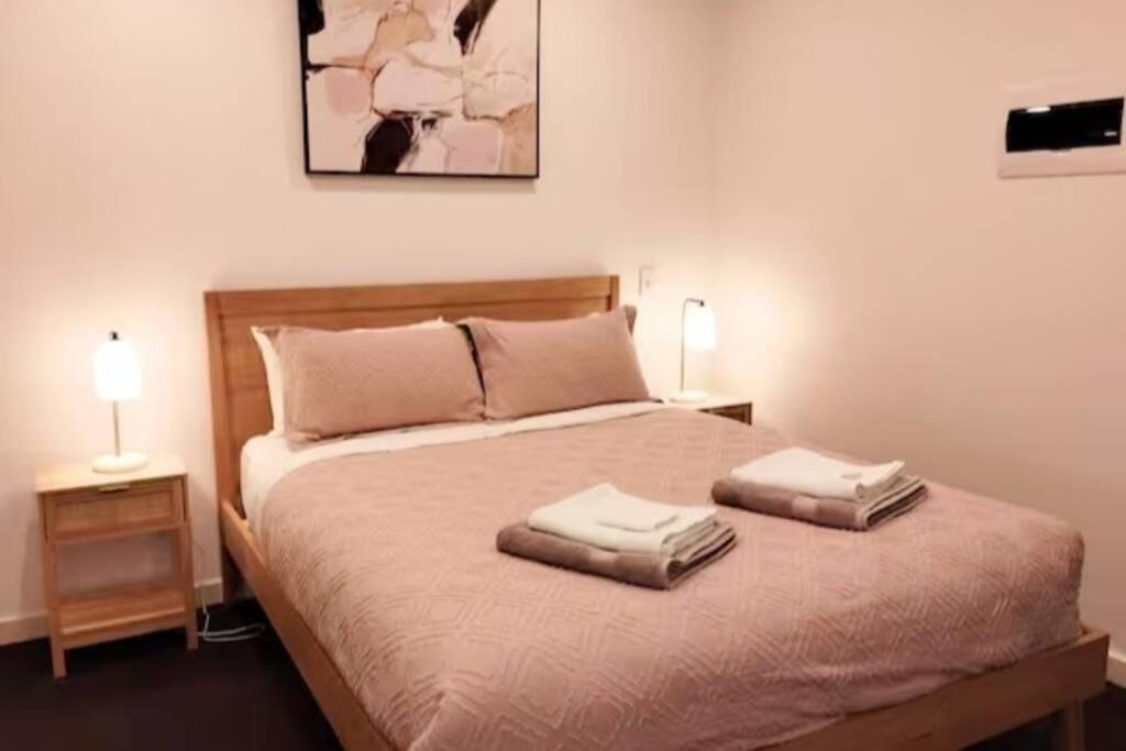 Ένα ή περισσότερα κρεβάτια σε δωμάτιο στο Lovely 1BR Apartment On Morphett with Pool & Wi-Fi