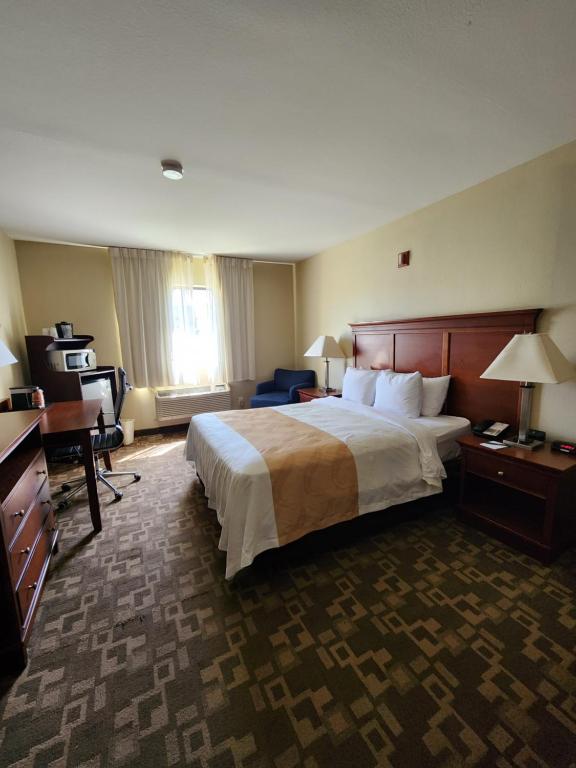 Quality Inn I-70 at Wanamaker - Business Queen Room - Accessible / Non-fumeur