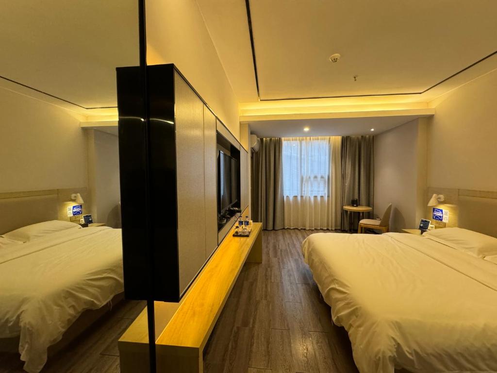 Postel nebo postele na pokoji v ubytování Guilin Tree Hotel