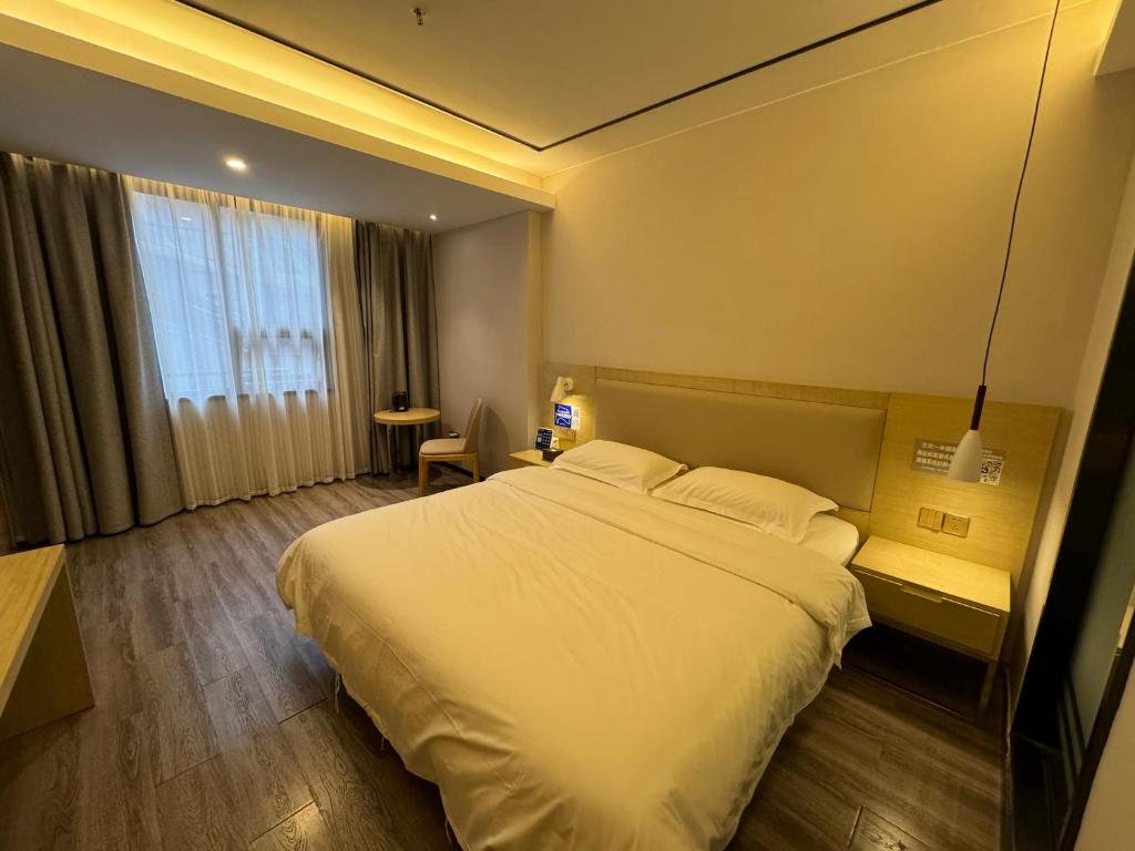 Postel nebo postele na pokoji v ubytování Guilin Tree Hotel