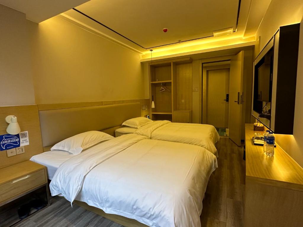 Postel nebo postele na pokoji v ubytování Guilin Tree Hotel